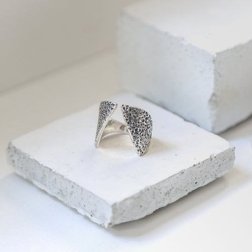 MENS CLAAVI RING - Textured Silver